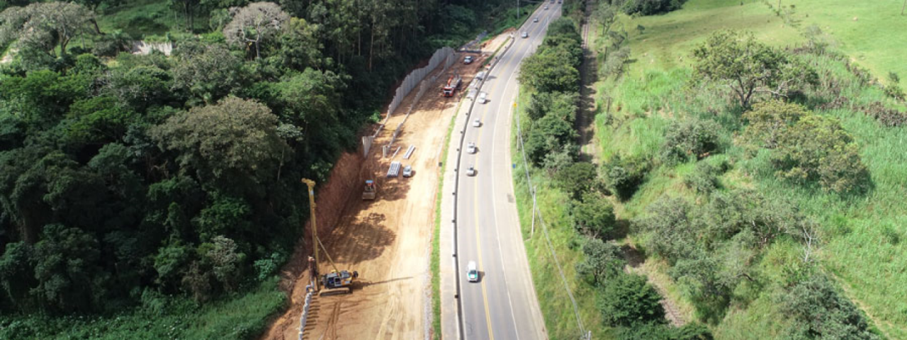 Rodovia movimentada em Mairinque e Sorocaba, com obras de contenção e expansão em andamento na lateral.