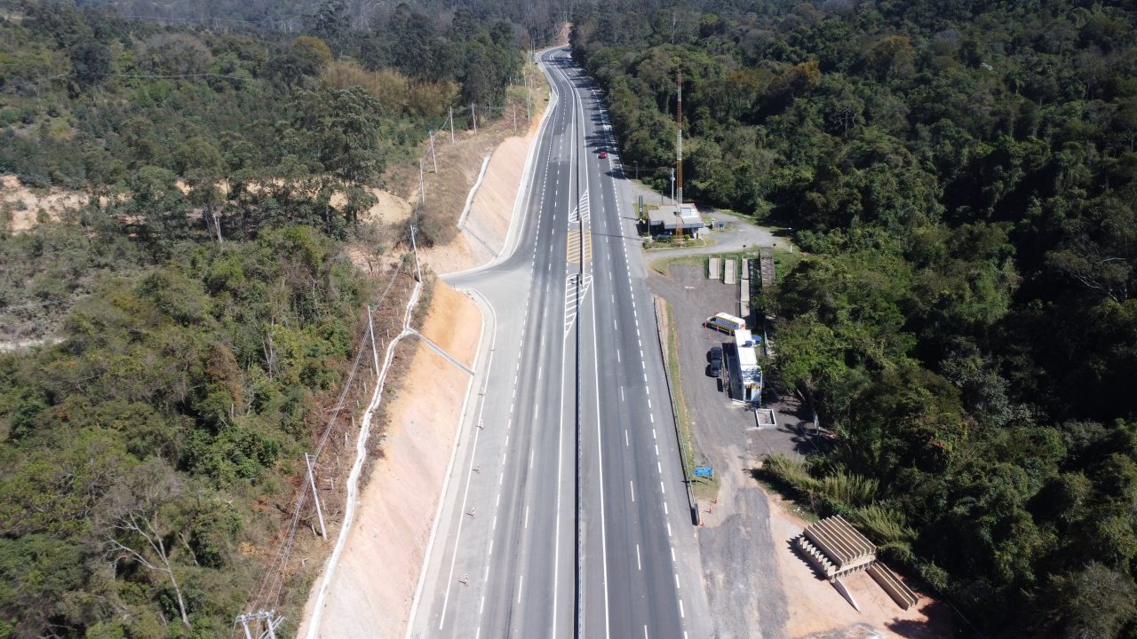 Imagem mostra rodovia em Mairinque e Sorocaba cercada por áreas verdes, com obras de expansão ao lado.