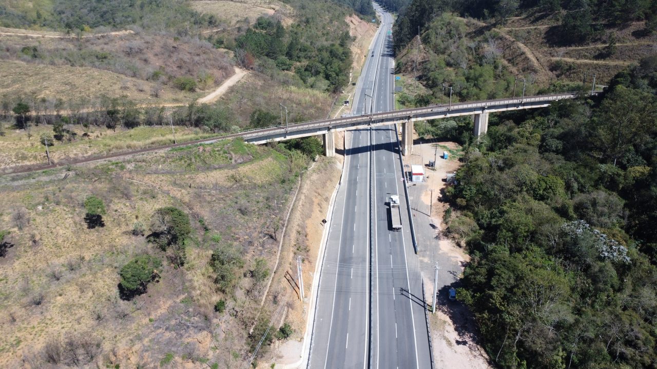 A imagem mostra a duplicação da rodovia entre Mairinque e Sorocaba 
