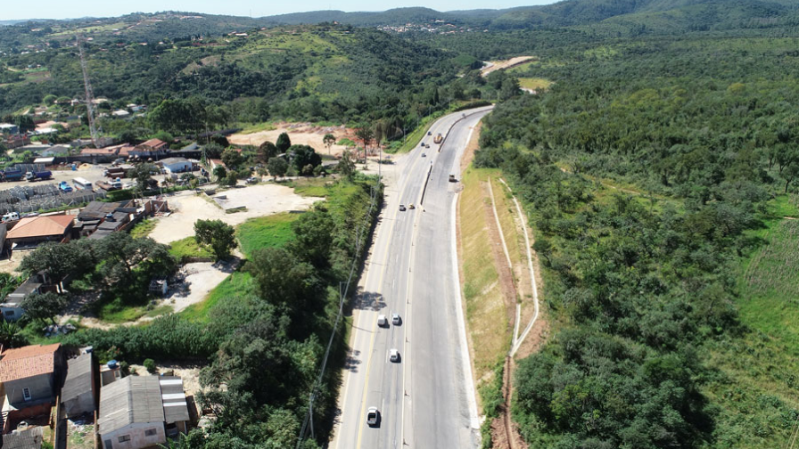 Trecho rodoviário em Mairinque e Sorocaba em obras de ampliação, cercado por área verde e moradias próximas
