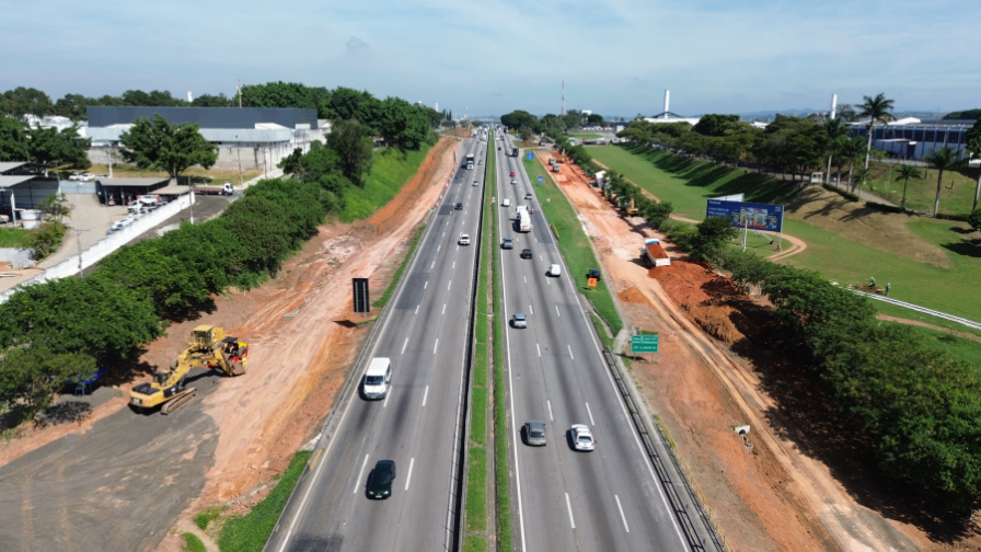 A imagem mostra as obras de ampliação das pistas marginais e construção de novos viadutos na Rodovia Via Dutra