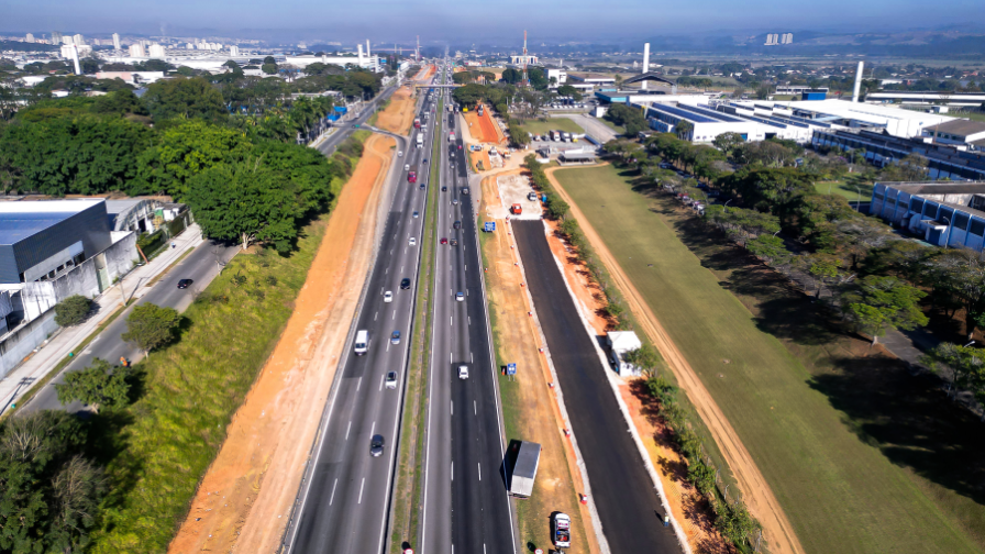 Vista aérea de rodovia com obras de implantação de pistas marginais em andamento