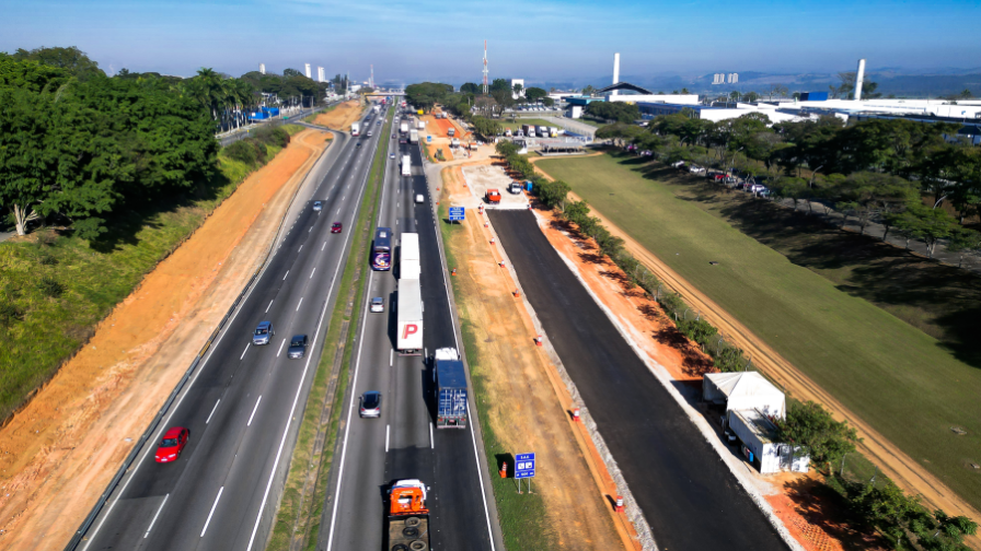 Trecho rodoviário com novas pistas marginais em construção e pavimentação avançada