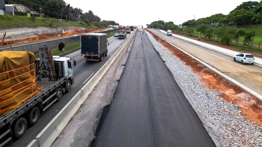 Vista aérea do canteiro de obras da Rodovia Castello Branco, no trecho entre Barueri e Osasco, São Paulo.