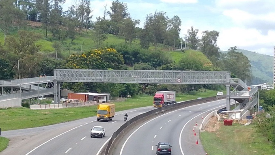 A imagem mostra uma passarela sobreposta a rodovia Via Dutra 