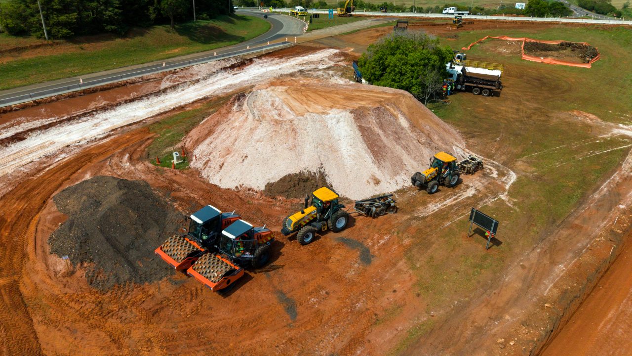 Vista aérea das obras de duplicação na Rodovia Lívio Tagliassachi (SPA-053/280), que liga São Roque a Araçariguama, em SP.