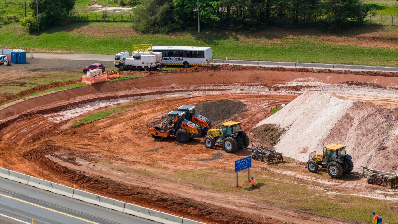 Vista aérea de um trecho em obras de duplicação de uma rodovia, possivelmente no interior de São Paulo ou Mato Grosso.