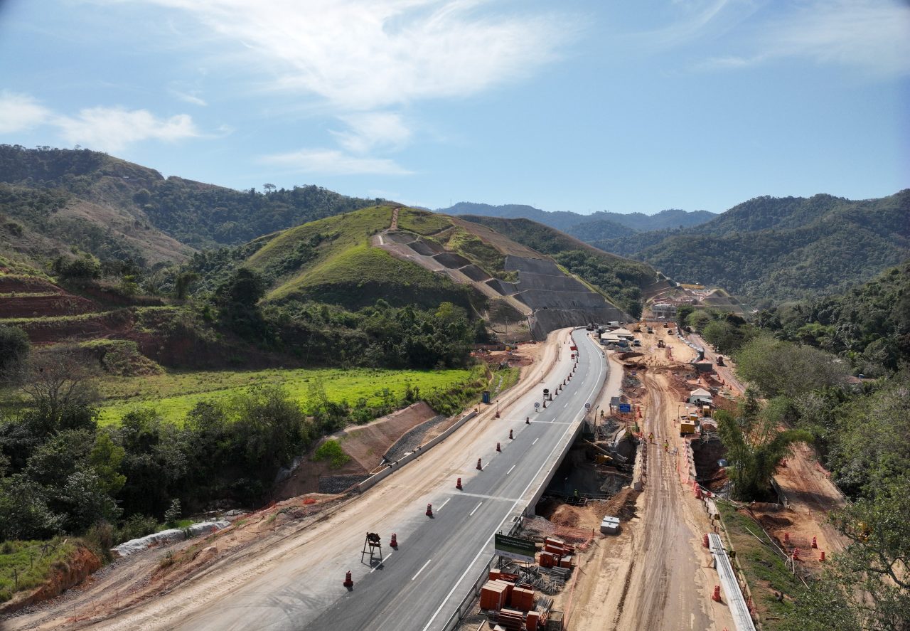 Avanço construção novo viaduto km 225 pista de subida Serra das Araras