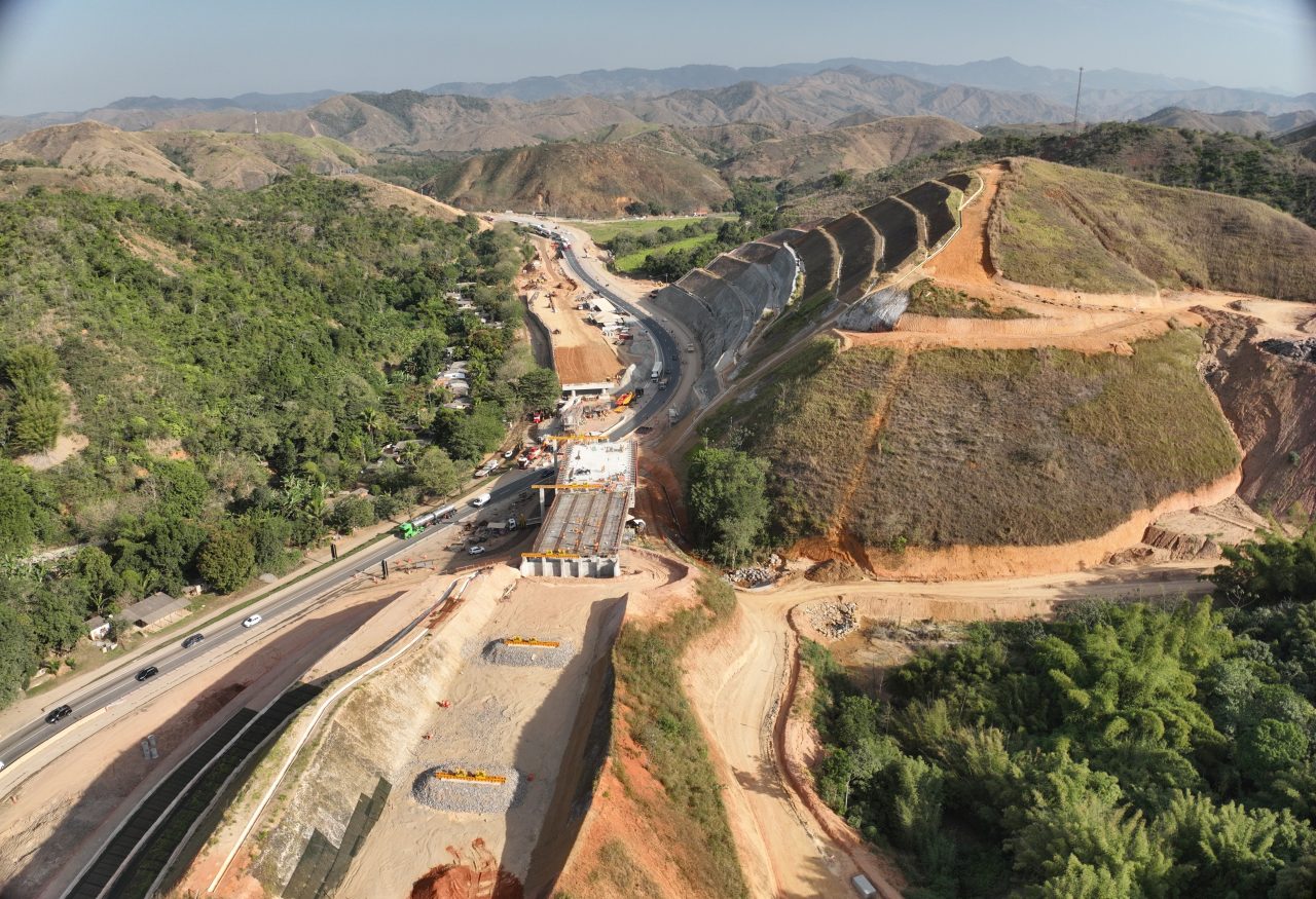 Construção de viaduto pista de subida (SP) Serra das Araras