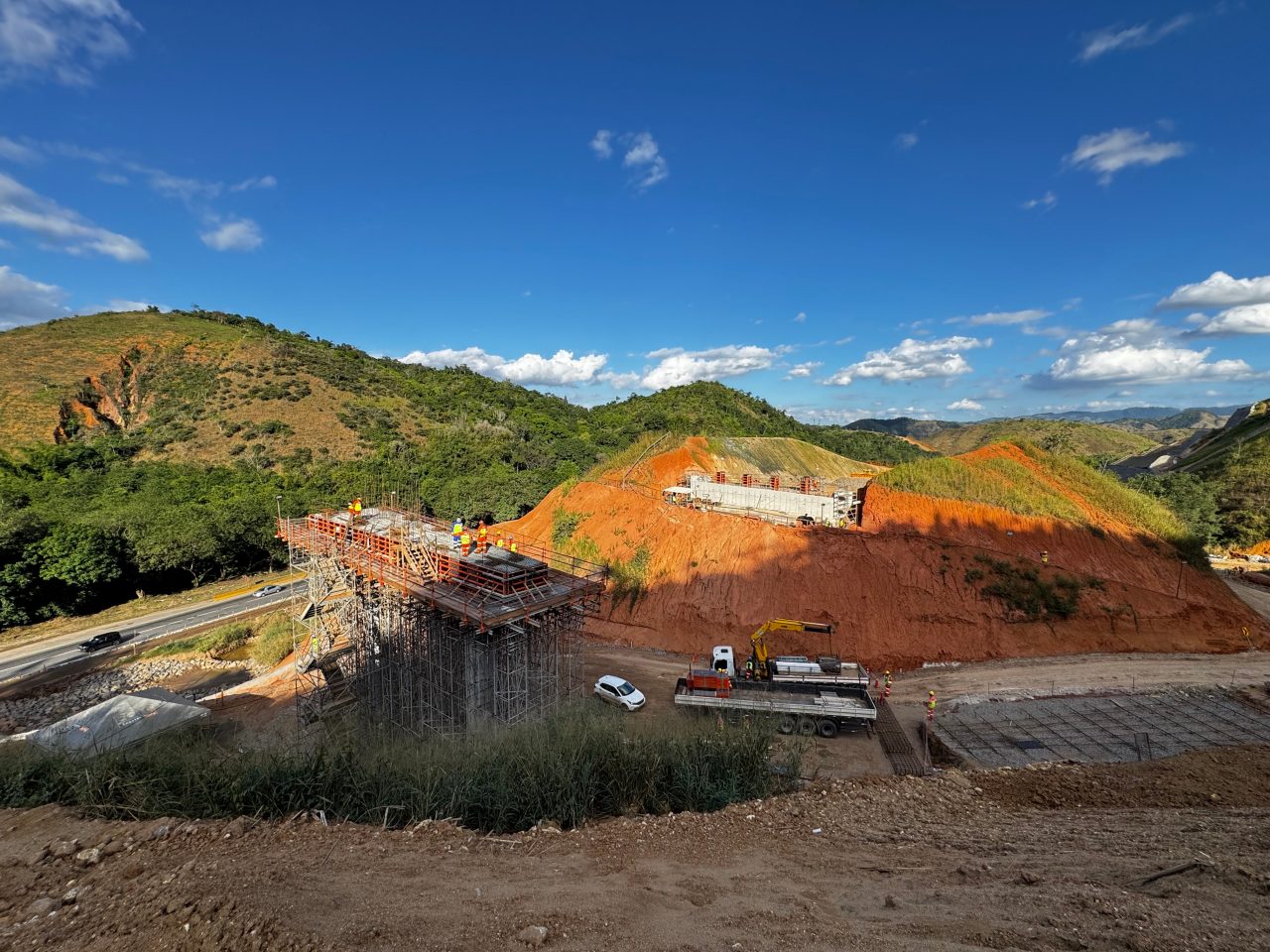 Construção de vigas para novo viaduto Serra das Araras