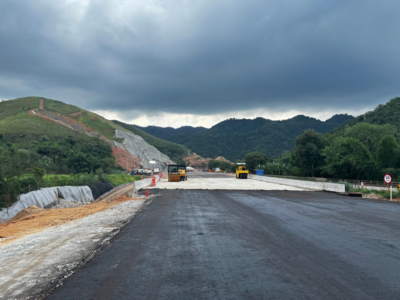 Construção do 1º viaduto pista sentido SP Serra das Araras
