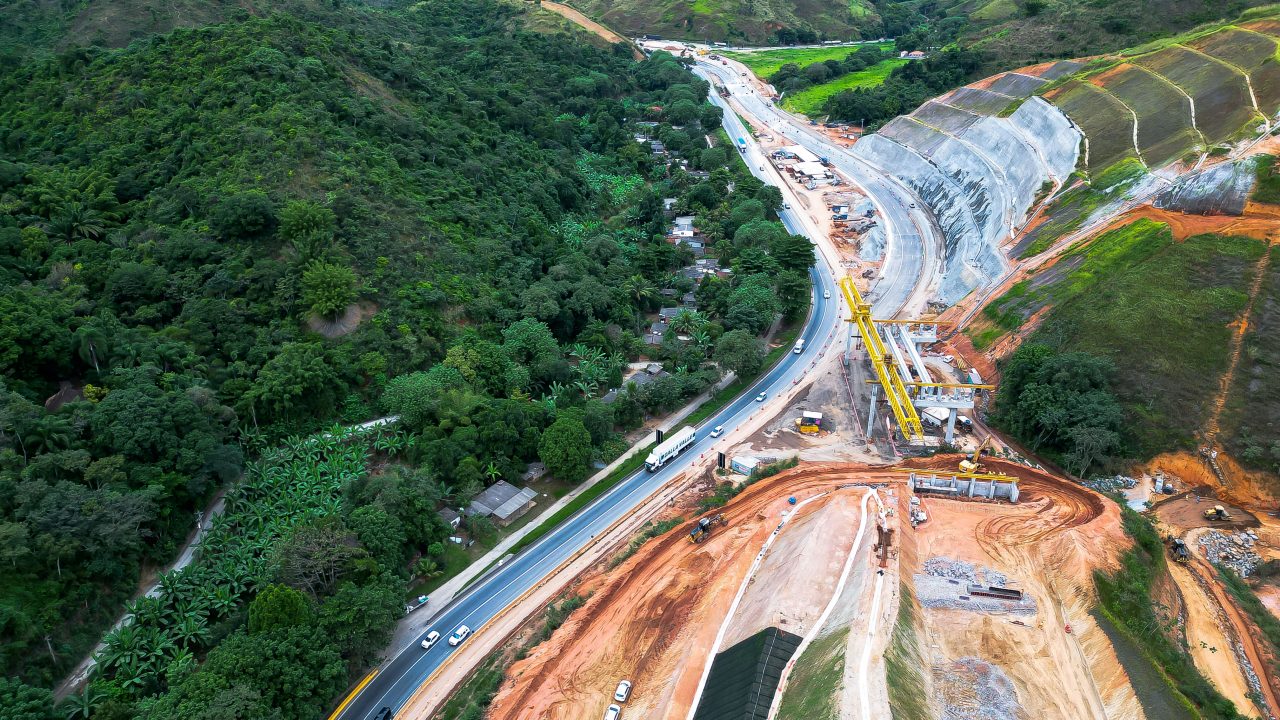 Vista aérea das obras de transformação e duplicação da Serra das Araras (BR-116/Via Dutra), localizada entre Piraí e Paracambi