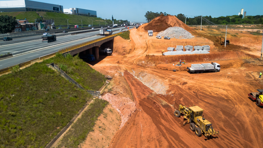 Imagem mostra trecho da Via Dutra, Região Metropolitana de São Paulo, com máquinas e caminhões em obras