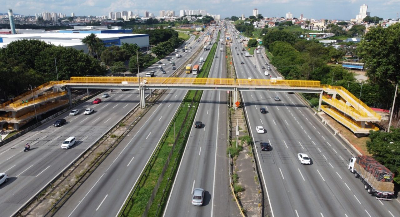 Vista aérea da Rodovia Presidente Dutra (BR-116), na Região Metropolitana de São Paulo, em um trecho com obras de ampliação.