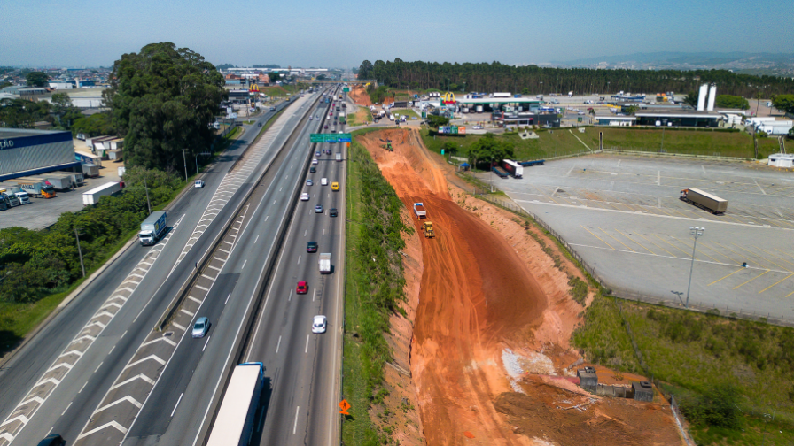 Vista aérea da Via Dutra com obras de ampliação em andamento na Região Metropolitana de São Paulo