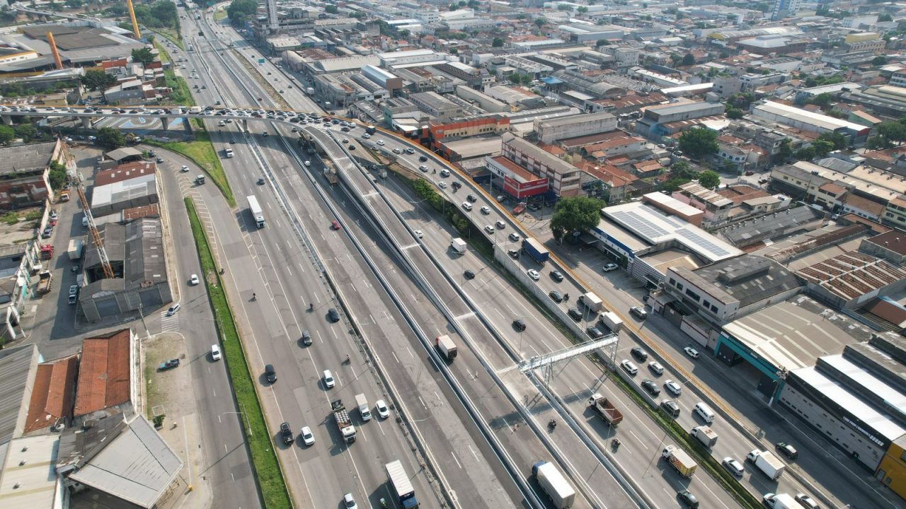 Rodovia com tráfego intenso e o Viaduto de Acesso na Ponte do Tatuapé em destaque.