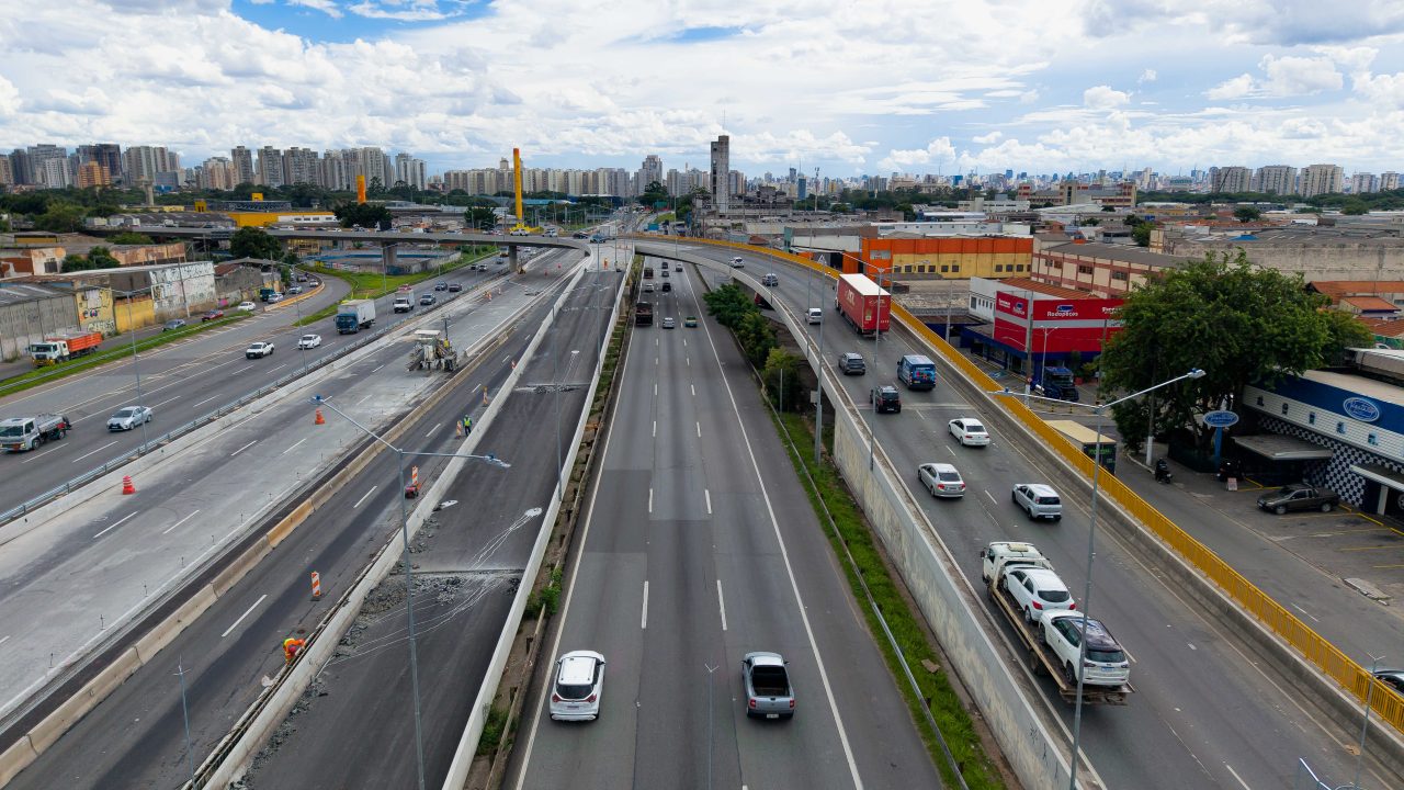 Trecho urbano da Via Dutra, na Região Metropolitana de São Paulo, com obras viárias e prédios ao fundo