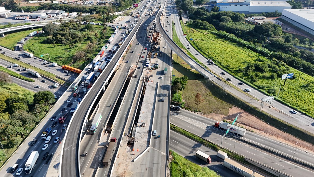 Ampliação de faixas no viaduto sobre a Fernão Dias