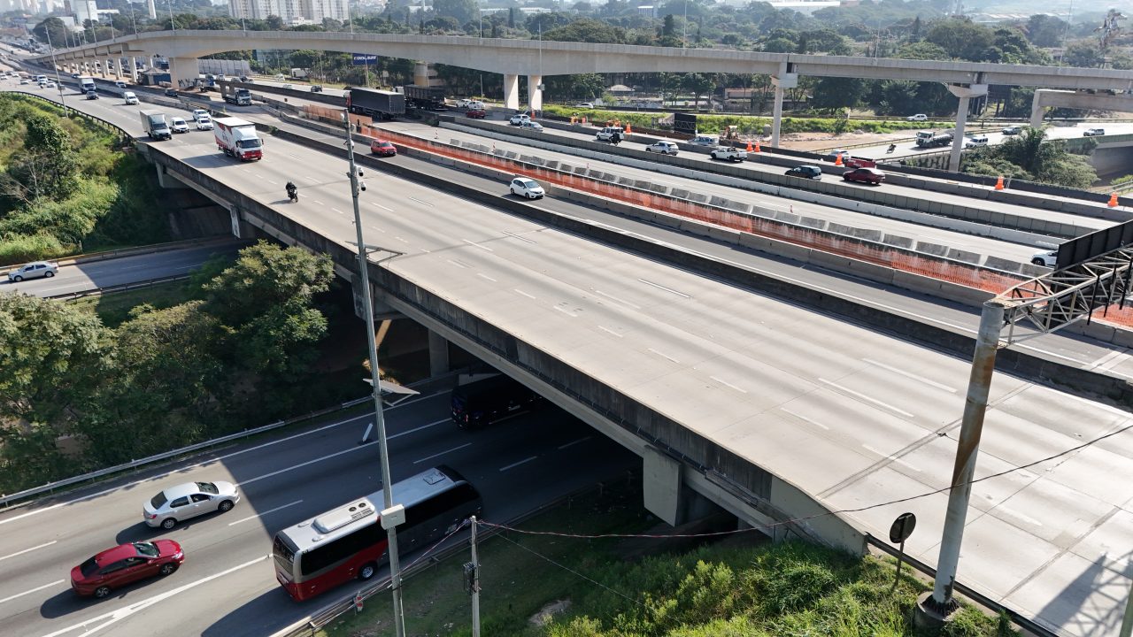 Ampliação de faixas no viaduto sobre a Hélio Smidt Guarulhos
