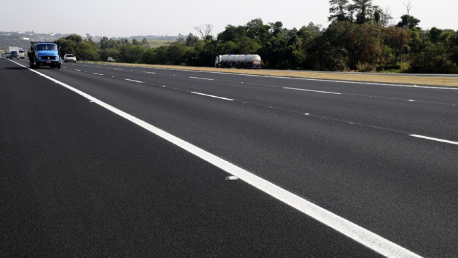 A imagem mostra a Rodovia Anhanguera (SP-330), uma das principais rodovias do estado de São Paulo. 