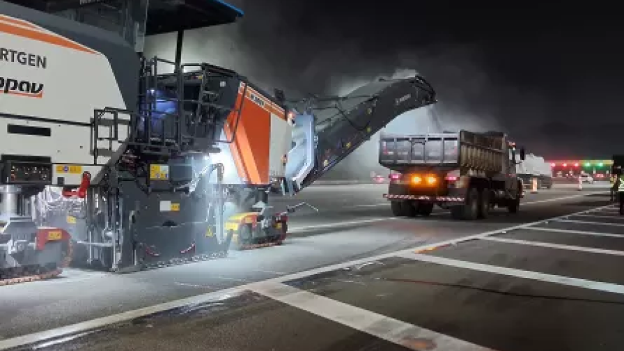 Máquina fresadora de asfalto em operação noturna durante um trabalho de recapeamento nas rodovias Anhanguera e Bandeirantes