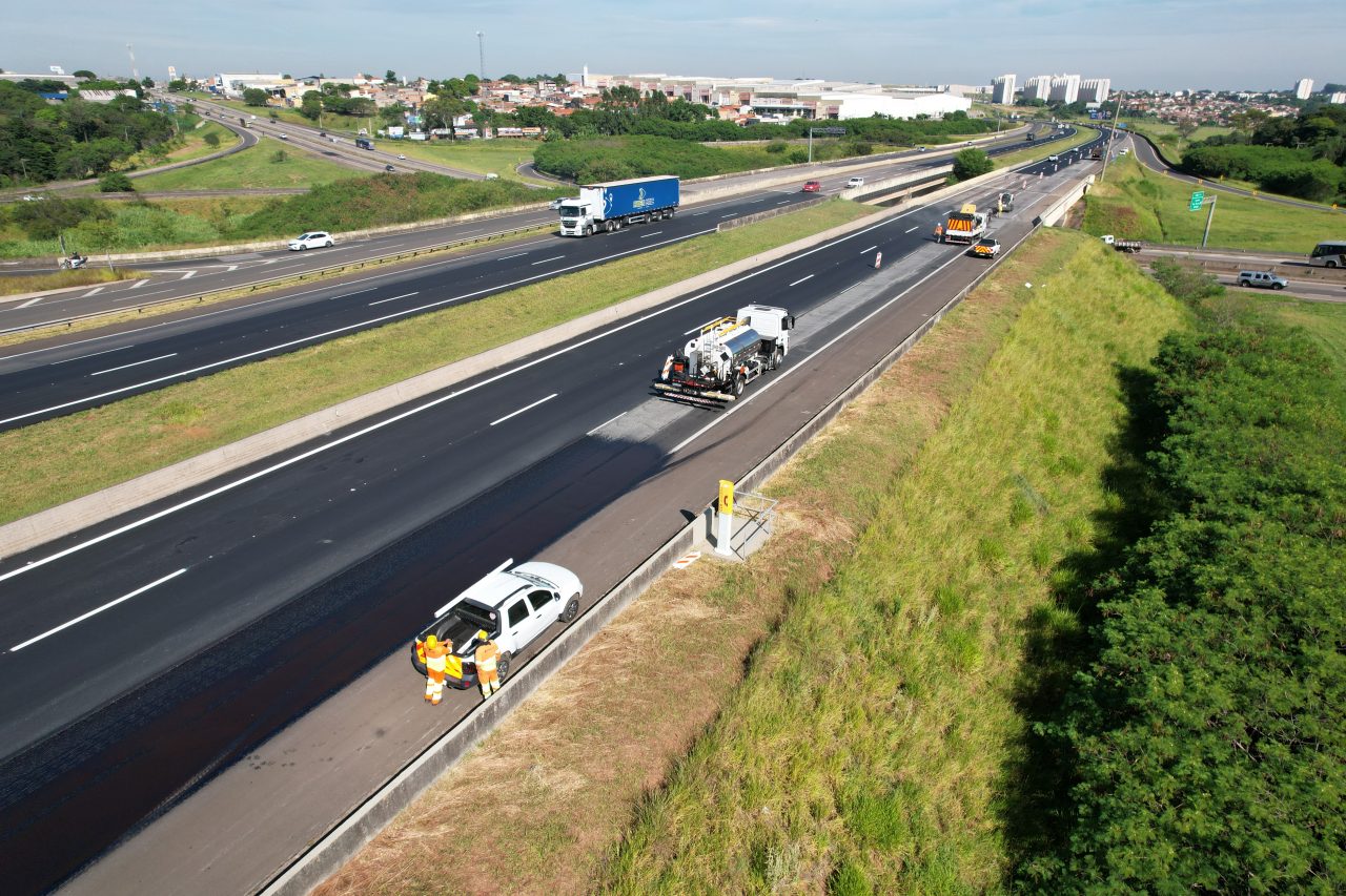 Trecho da Rodovia Anhanguera em obras, com aplicação de asfalto e faixa interditada para serviços de manutenção