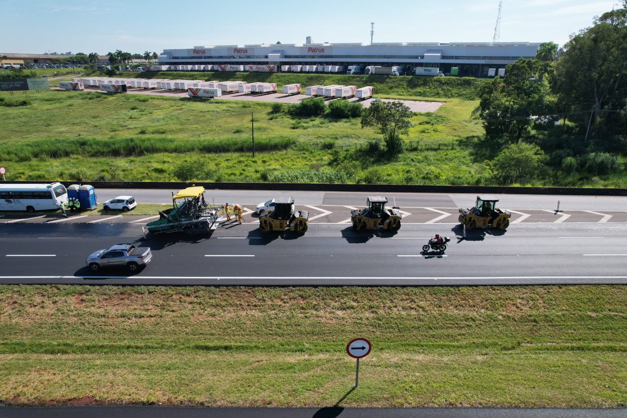 A imagem mostra obras de recapeamento asfáltico do Sistema Anhanguera-Bandeirantes, em São Paulo. 
