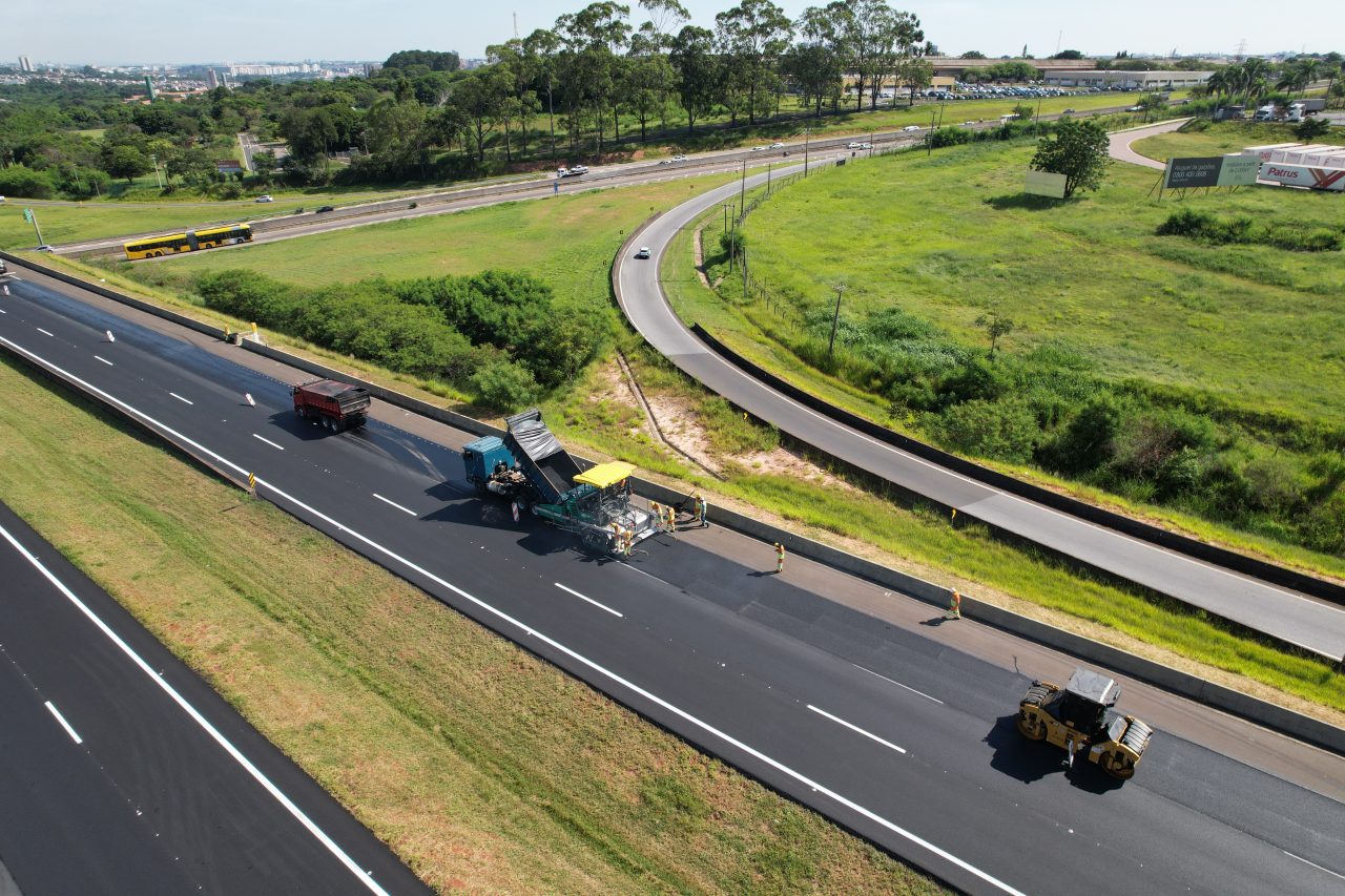 A imagem mostra a recuperação do pavimento Anhanguera-Bandeirantes
