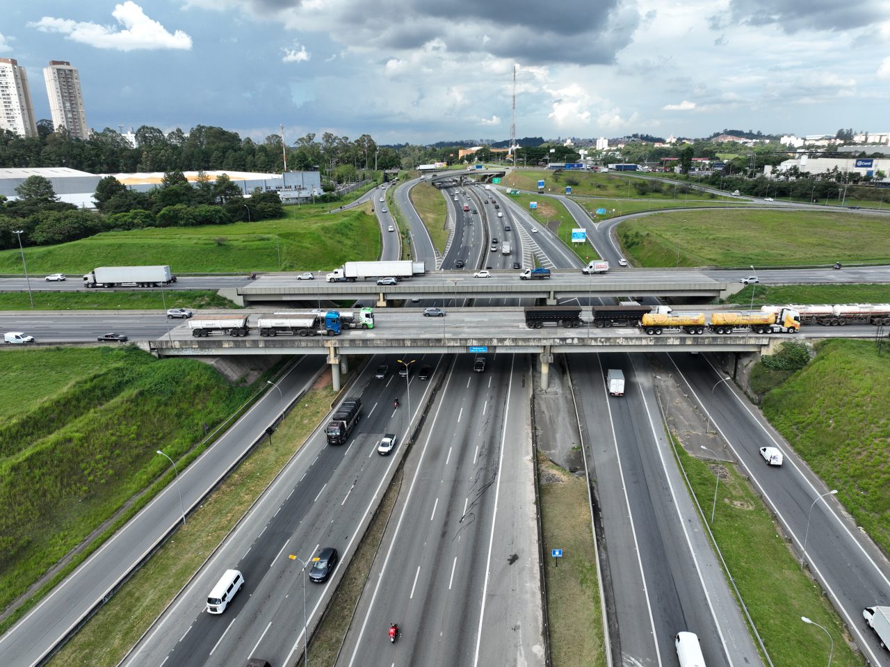 Viaduto no km 24+400 do Rodoanel Oeste em Osasco, com tráfego intenso e estrutura que passará por recuperação de pavimento