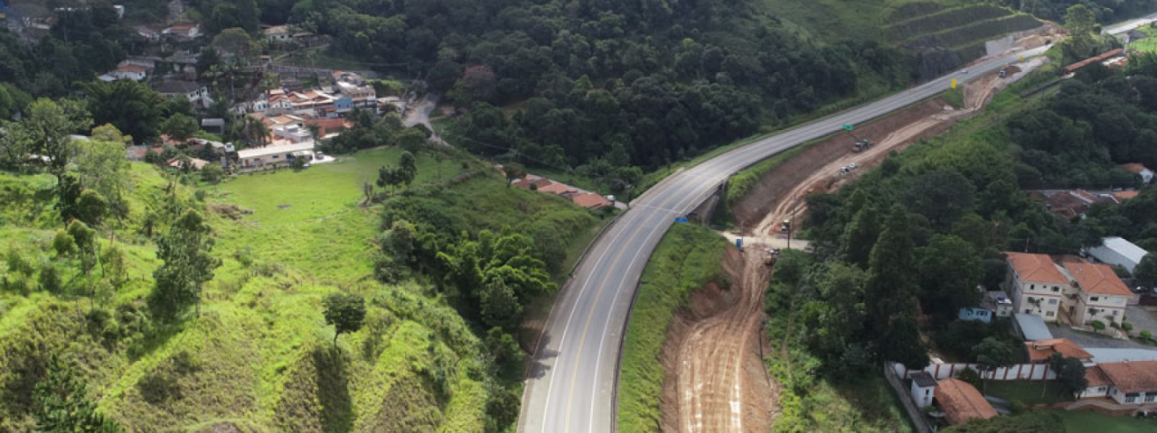 A imagem mostra uma duplicação em Vargem Grande Paulista e São Roquea em meio a uma área verde