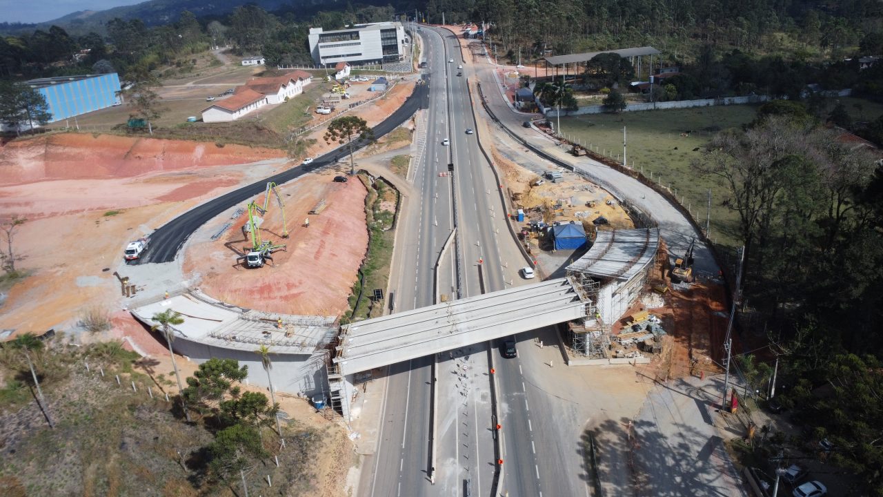 Vista aérea de uma rodovia em construção, com várias faixas de tráfego.