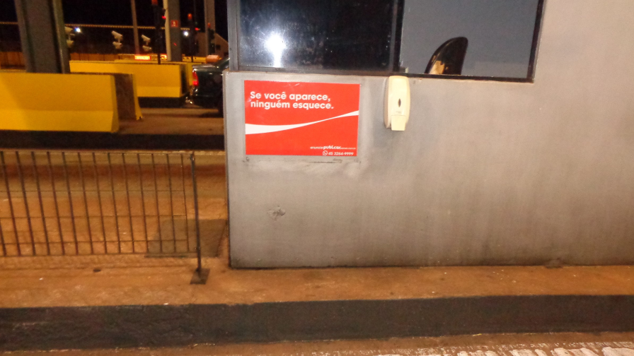 Exemplo de banner na cabine de pedágio