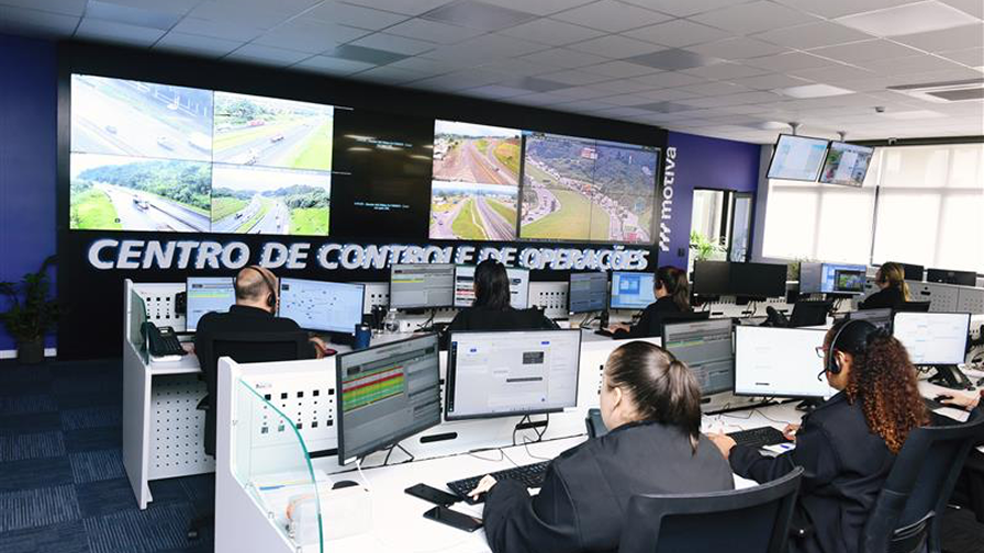 Centro de controle operacional da Motiva Pantanal destacando monitores na parede com imagens das rodovias em tempo real.