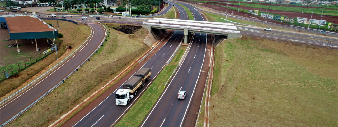 Rodovia de mão dupla administrada pela CCR MSVia, atravessada por um viaduto