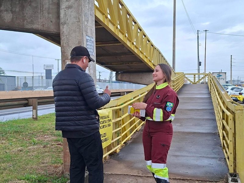 Socorrista da equipe de APH da PRVias orienta pedestre sobre importância de usar a passarela ao atravessar a rodovia na PR-445 em Londrina - Crédito: Comunicação PRVias