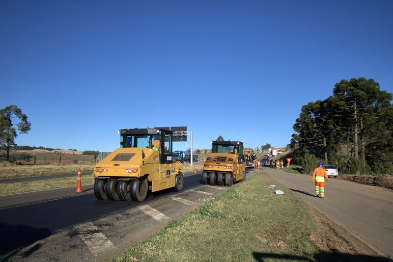 Equipe da PRVias recupera condição da pavimentação em trecho da BR-376 na Serra do Cadeado - Crédito: Comunicação PRVias