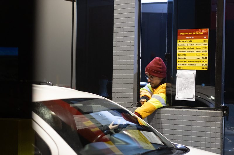 Operador da PRVias atende cliente em cabine na praça de Witmarsum - Crédito: Comunicação PRVias