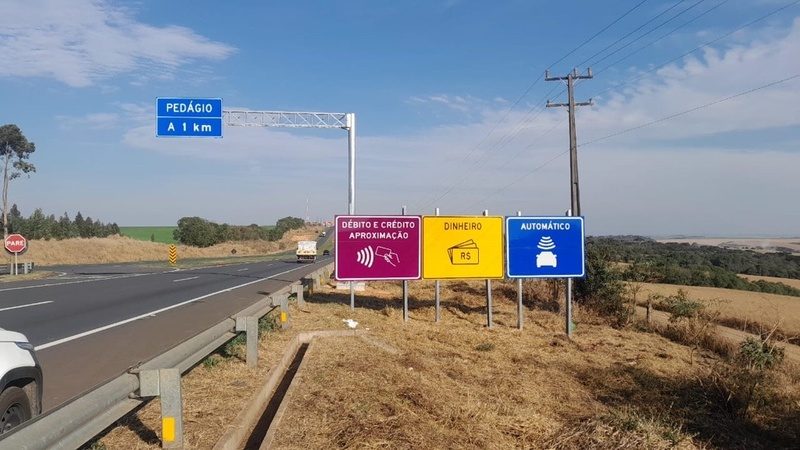 Placas com orientação por cores para motorista escolher meio de pagamento em praças - Crédito: Comunicação Prvias