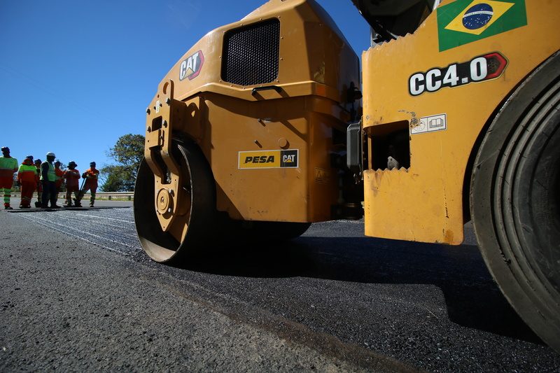 Equipe trabalha em recuperação asfáltica em trecho da Serra do Cadeado na BR-376 - Crédito: Comunicação PRVias