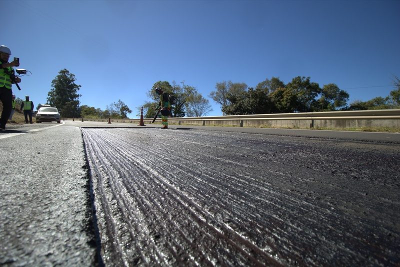 Equipe prepara asfalto para recomposição de pavimento em trecho da BR-376 na Serra do Cadeado - Crédito: Comunicação PRVias