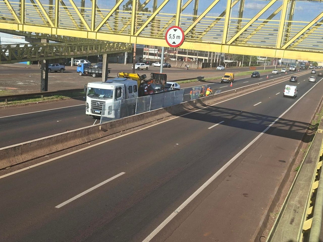 Equipe da PRVias instala tela de proteção sob passarela na PR-445 em Cambé para reforçar necessidade de travessia em segurança - Crédito: Comunicação PRVias