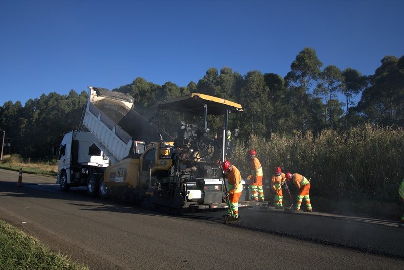 Colaboradores fazem recomposição asfáltica em trecho da BR-376 - Crédito: Comunicação PRVias