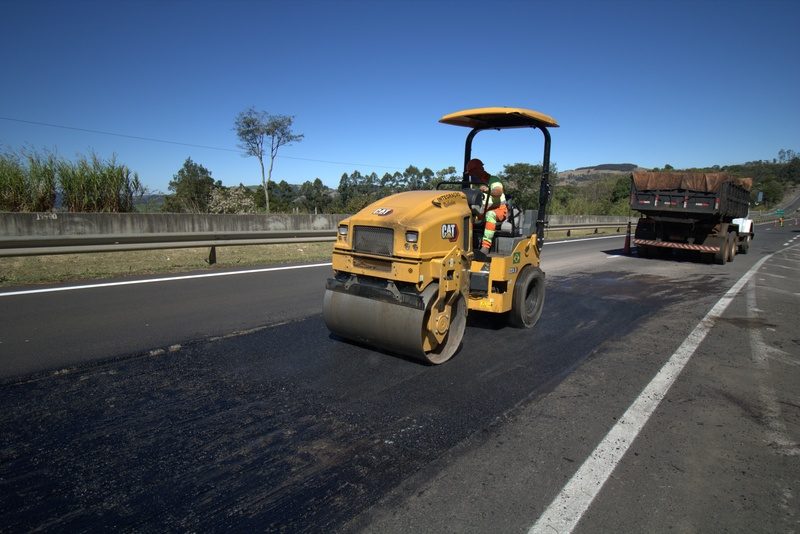 Equipe da PRVias trabalha na recomposição asfáltica - Crédito: Comunicação PRVias
