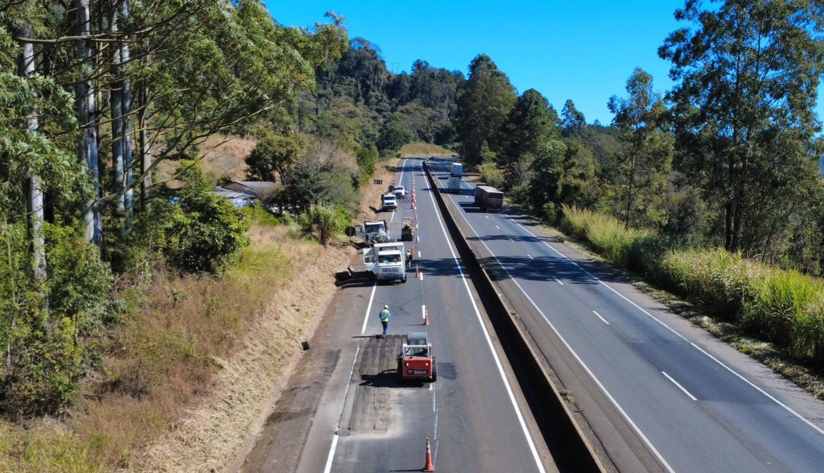 Equipe da PRVias trabalha na pavimentação no km 300 da BR-376, em Mauá da Serra - Crédito: Comunicação PRVias