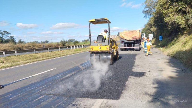 Equipe da PRVias faz recomposição do asfalto no km 408 da BR-376, em Tibagi - Crédito: Comunicação PRVias