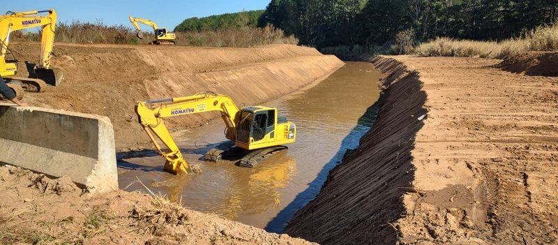 Equipe trabalha em desassoreamento no leito do Rio Ronda - Crédito: Comunicação PRVias