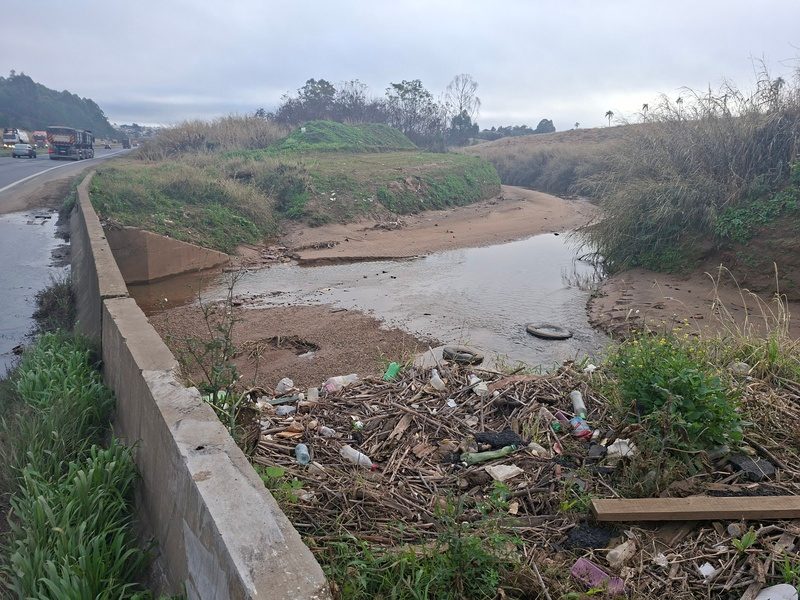 Lixo acumulado no leito do Rio Ronda no entorno da BR-376 - Crédito: Comunicação PRVias