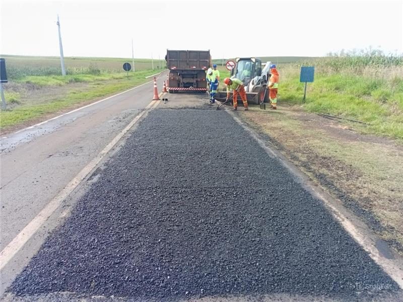 Equipe da CCR PRVias faz recomposição do asfalto na rodovia PR-090- Crédito: Comunicação CCR PRVias