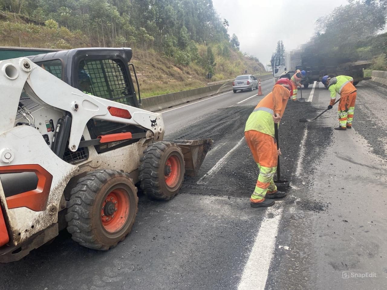 Equipe de pavimentação da PRVias faz recomposição do asfalto no km 316 da BR-376 - Crédito: Comunicação PRVias