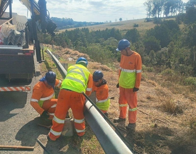 Equipe de conservação faz reparo em defensa metálica na BR-376 - Crédito: Comunicação PRVias
